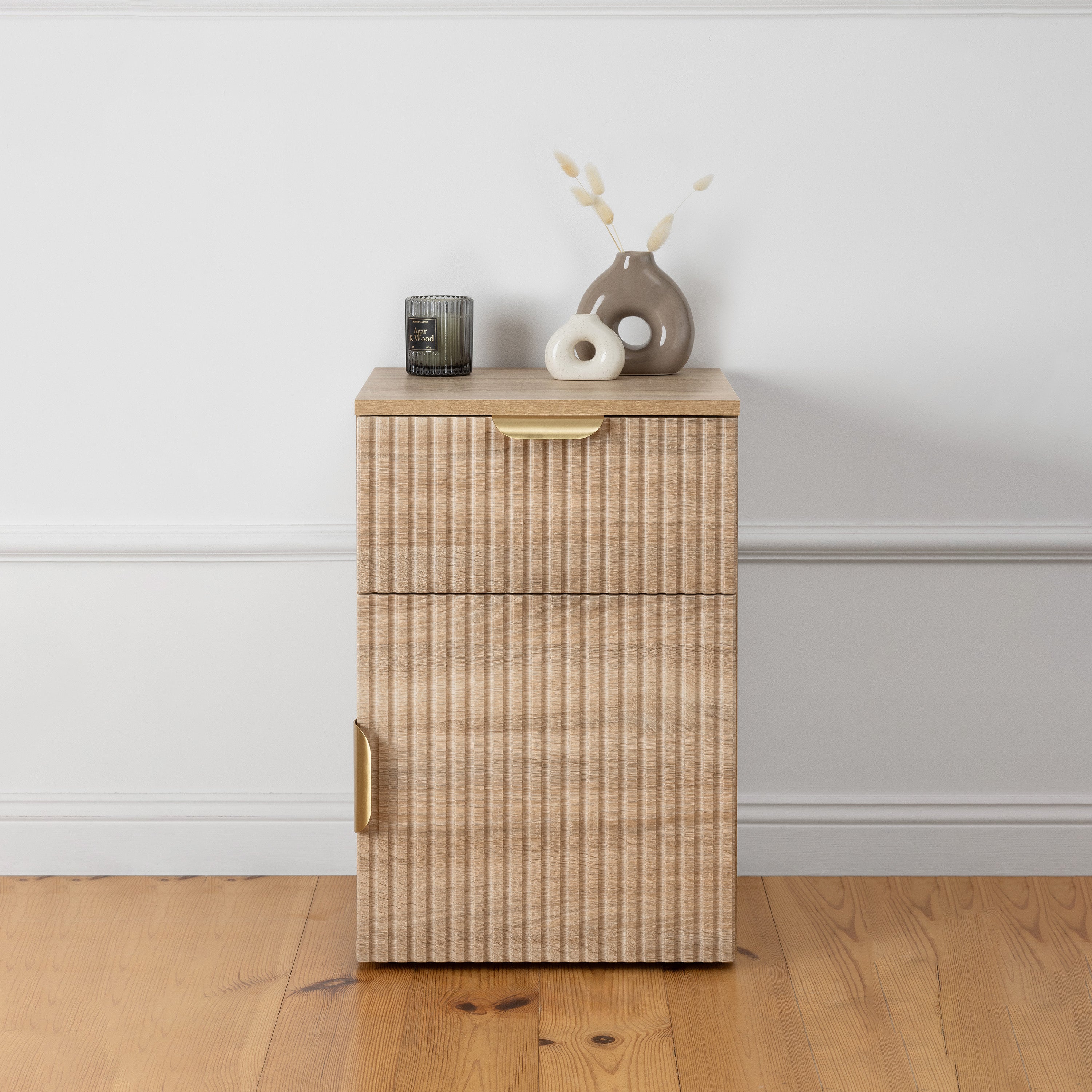 V164-ECS13SFB03G-202503072217-00 PORTO BEDSIDE TABLE - NATURAL OAK - FLUTED - PULL BRASS - Image 1