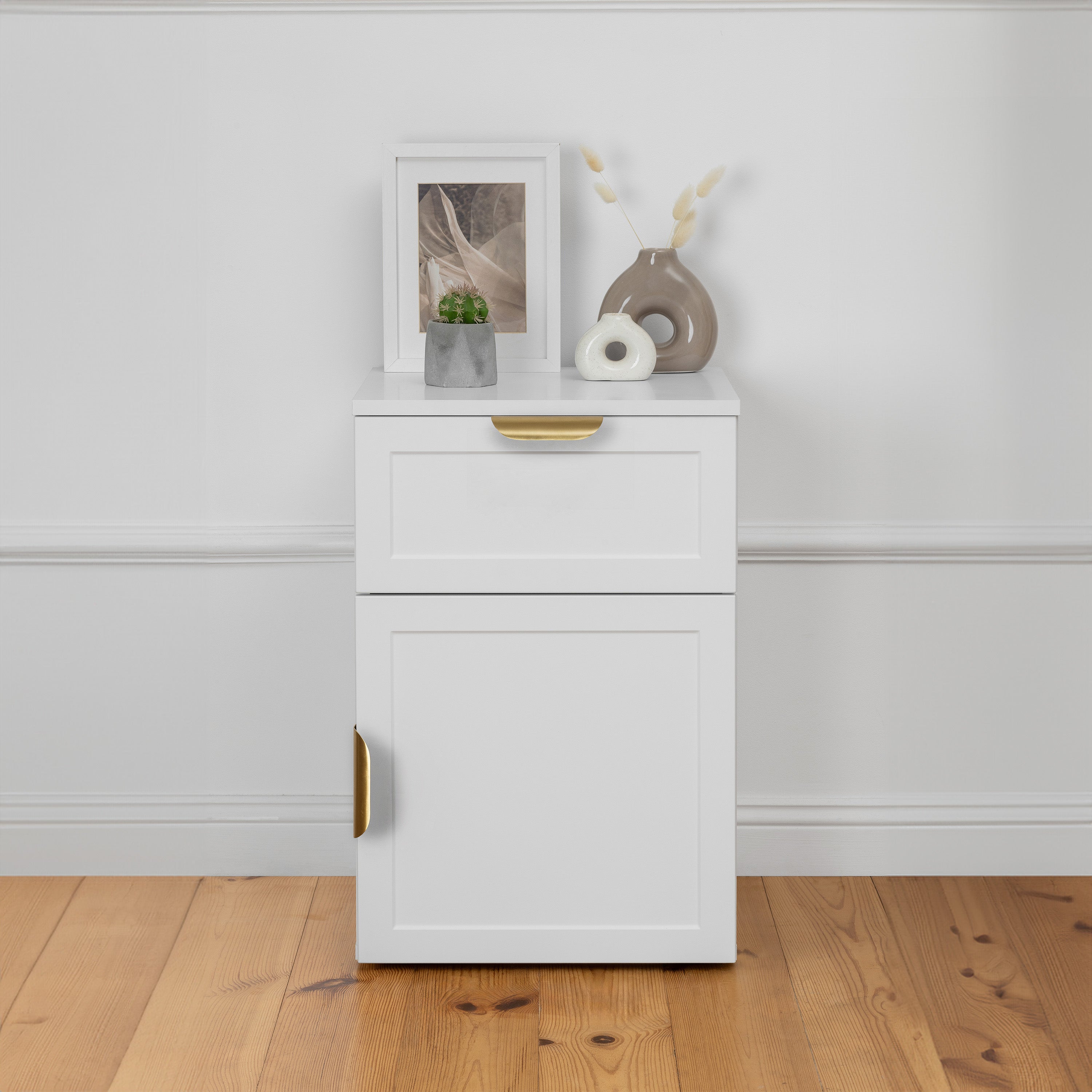 V164-ECS13WHB03G-202503072215-00 PORTO BEDSIDE TABLE - WHITE - HAMPTONS - PULL BRASS - Image 1