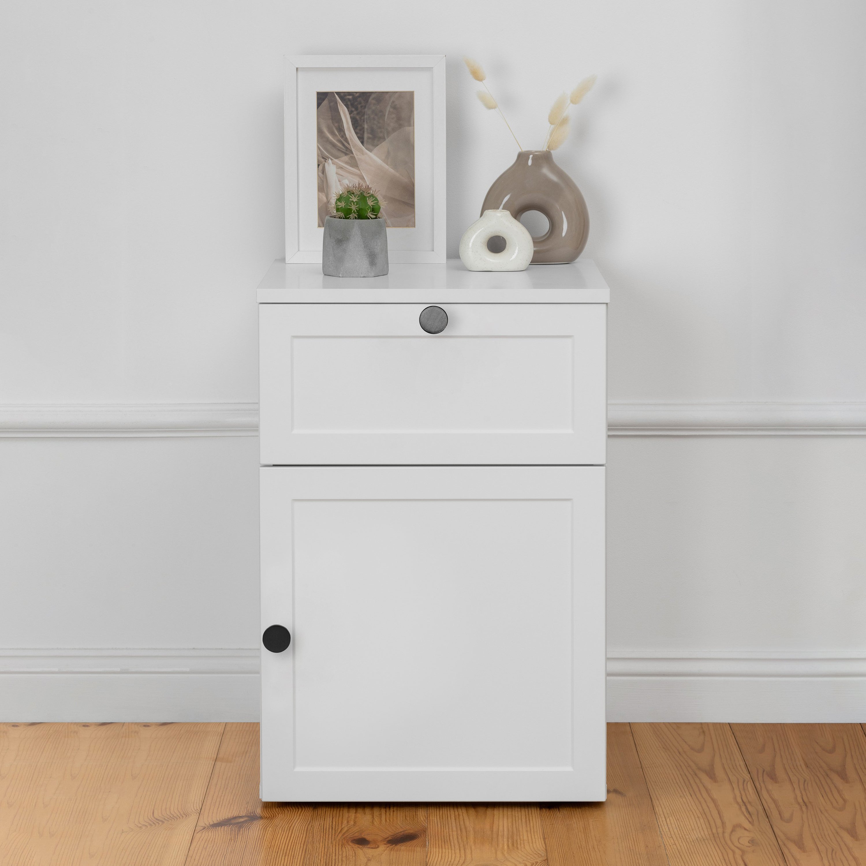 V164-ECS13WHB06B-202503072215-00 PORTO BEDSIDE TABLE - WHITE - HAMPTONS - ROUND BLACK - Image 1