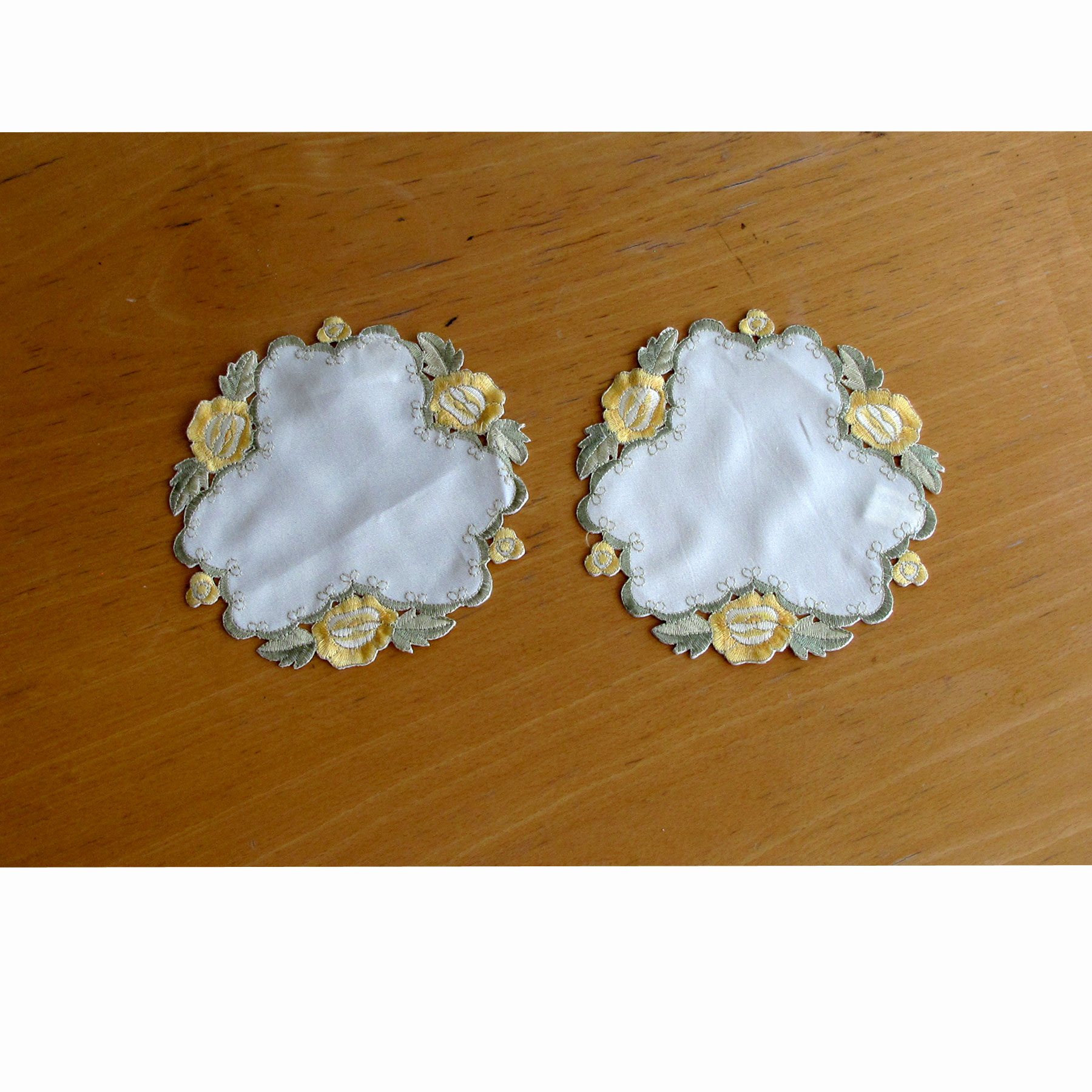 V442-ABR-TABLEPLACEMAT-FLORAL11-CREAM-RD-96470-00 Set of 2 Embroidered Doilies Floral 11 - Image 1