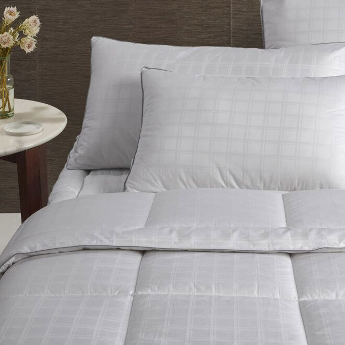 V442-HIN-QUILT-DELUXEHOTEL-WHITE-KI-83419-00 Accessorize Deluxe Hotel Quilt King - Image 1