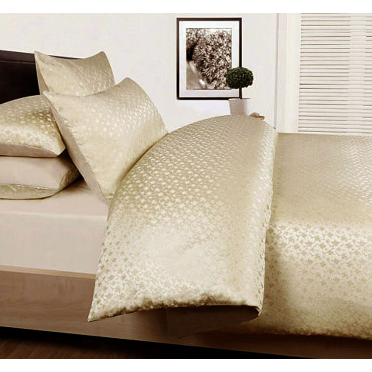 V442-HIN-QUILTCS-BOUQUET-CREAM-DS-83306-00 Accessorize Bouquet Cream Jacquard Quilt Cover Set Double - Image 1