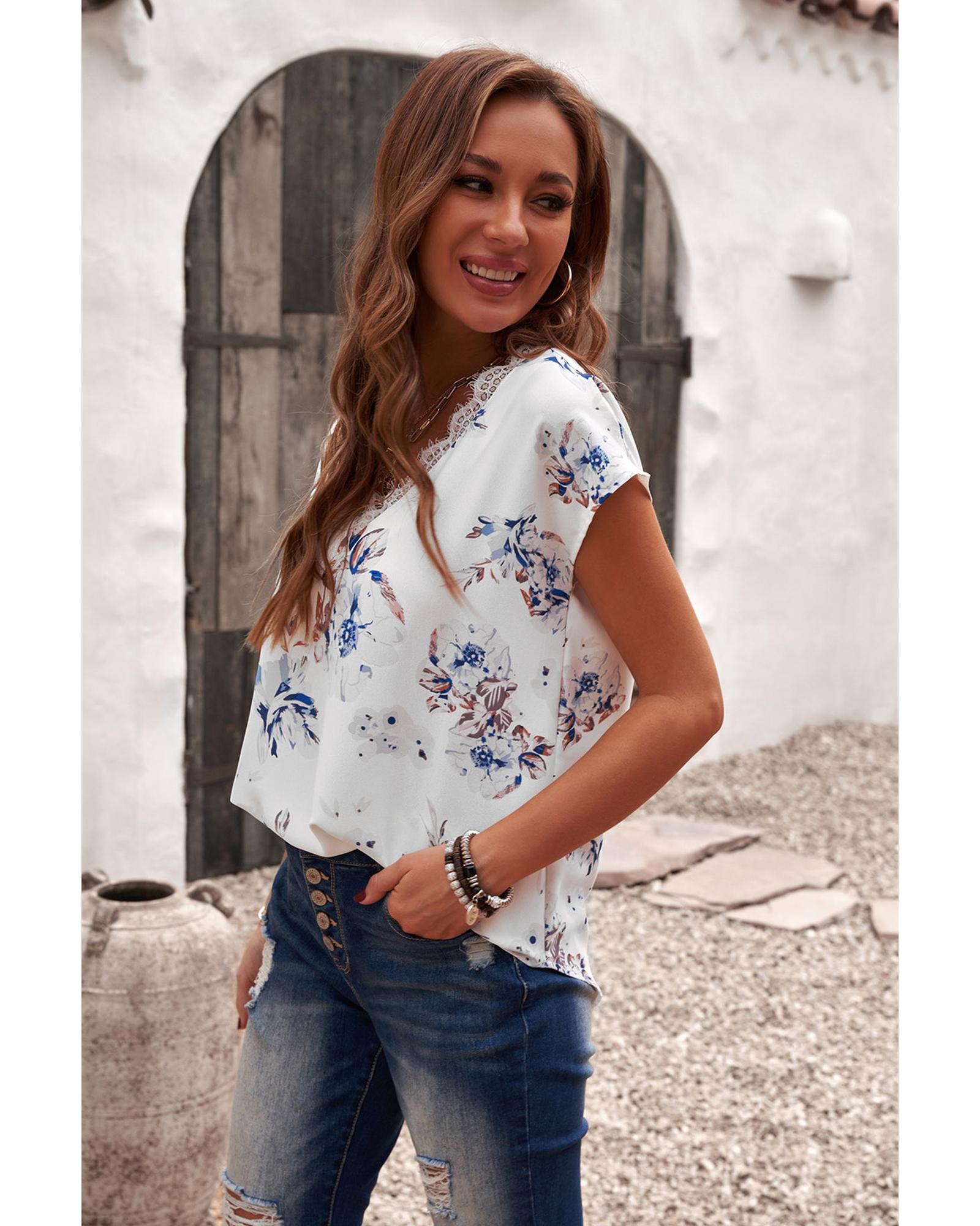 V539-AZEXDC2514947-1-L-202508260810-00 Azura Exchange Scalloped V Neck Short Sleeves Top - L - Image 1