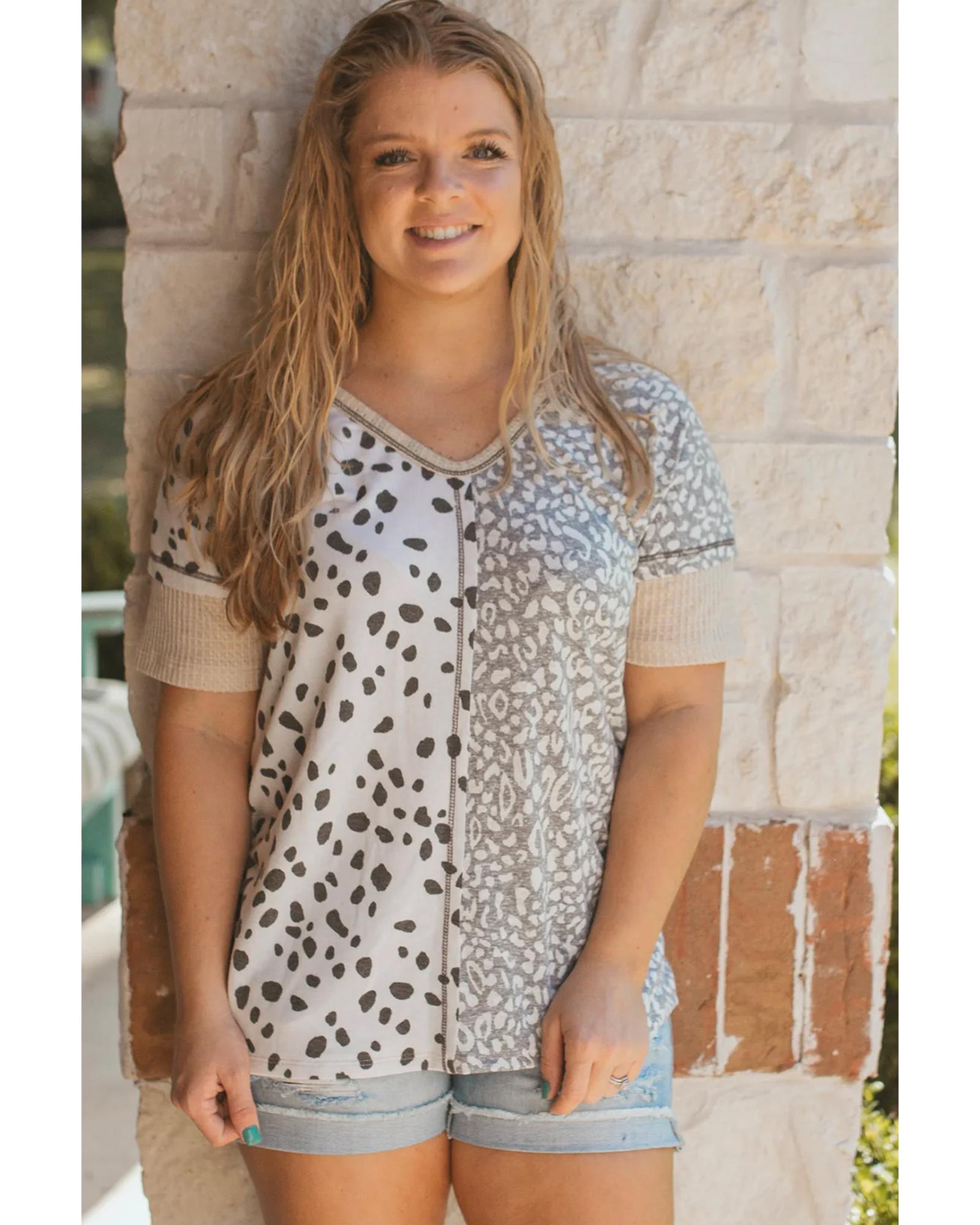 V539-AZEXPL2511968-P1620-2X-202508311235-00 Khaki Plus Size Leopard Print Colorblock V Neck T Shirt - 2X - Image 1