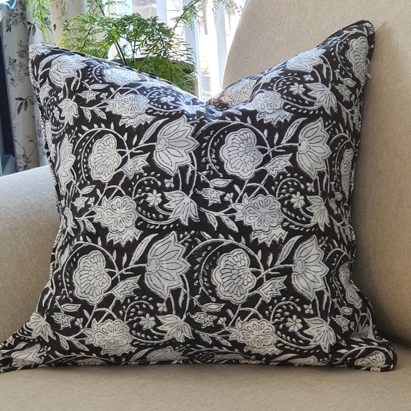V563-0103-202502270911-00 1x Kolka Black Floral Lounge Decorative Cushion Soft Cotton Cover - Black - Image 1
