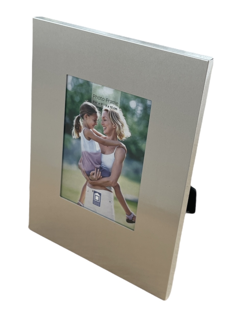 V563-31_251-205154-00 View Picture Photo Frame Wall Set Aluminium for 4" x 6" Standard Photos - Image 1