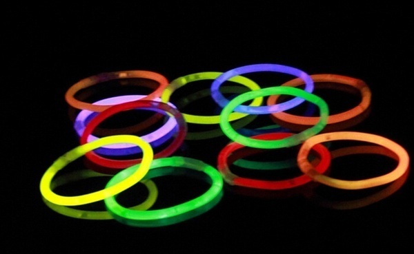 V563-BR-15GLOWSTKS-BRACLTS-173969-00 15 GLOW STICKS Party Light Glow In The Dark Rave BRACELETS Disco Bulk 20cm - Image 1
