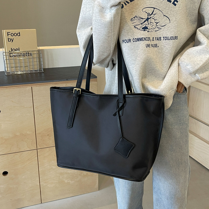 V888-ELOSUNG13148-210480-00 Black New Large Capacity Tote Bag – Simple, Versatile Handbag for Casual Outings, Lightweight and Stylish - Image 1