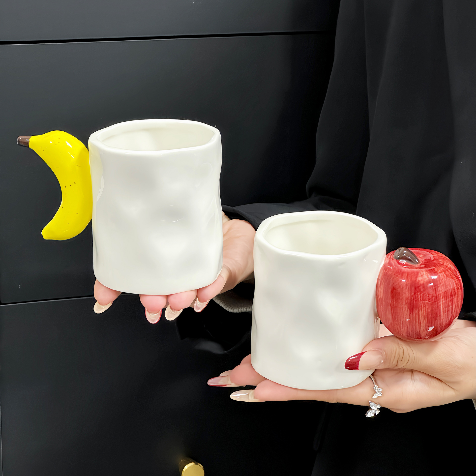 V888-ELOSUNG13877-213032-00 2-Piece Set Apple And Banana Creative Fruit Ceramic Mug - Adorable Handle Design, 280ml Couple Cups, Perfect Gift for Birthdays or Valentine's Day - Image 1