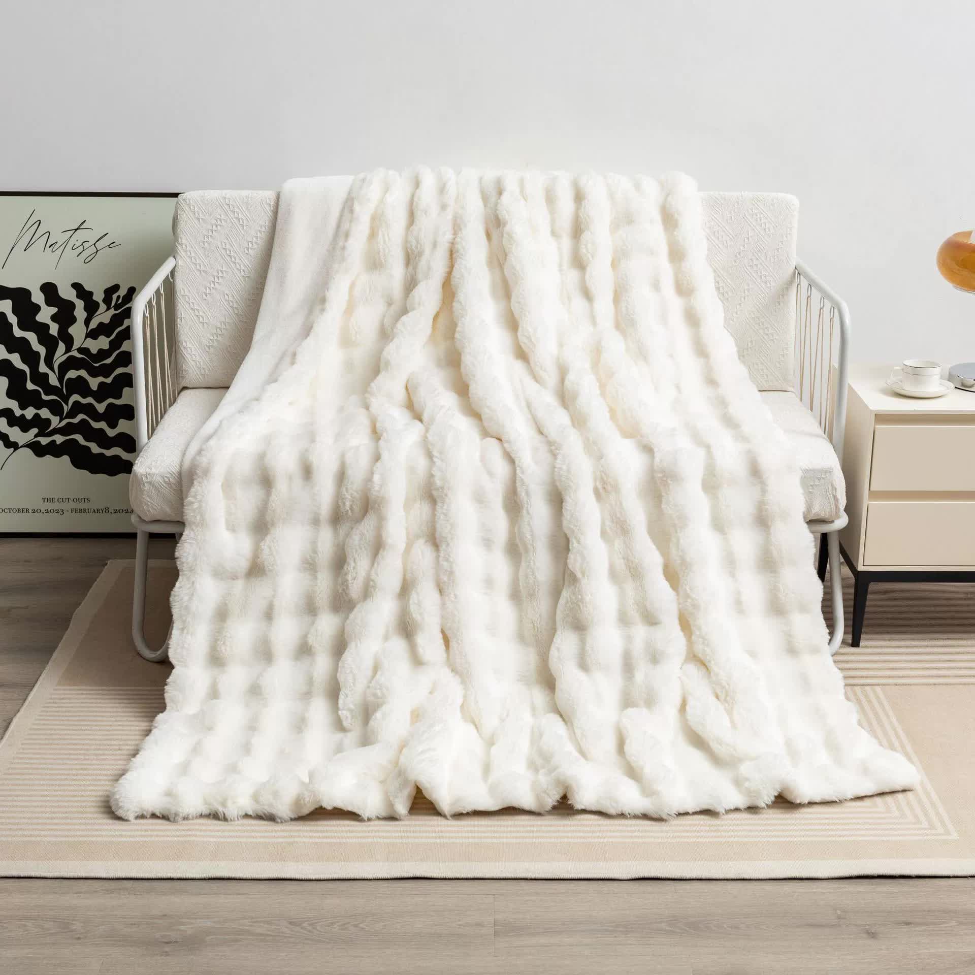 V888-ELOSUNG18032-225810-00 Off White 70*100cm Plush Toscana Throw Blanket - Soft Flannel Fleece for All Seasons, Perfect for Couch & Bed - Image 1