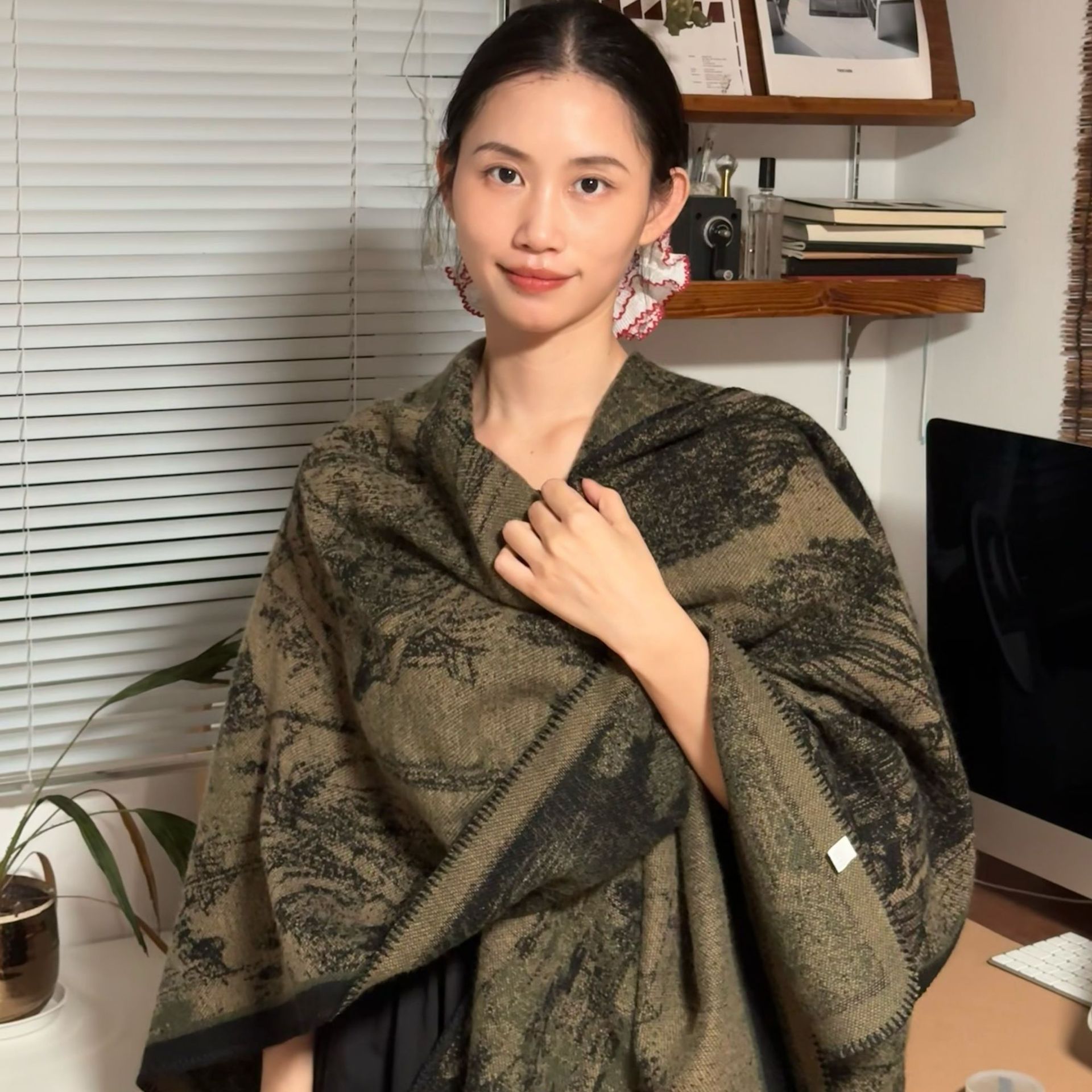 V888-ELOSUNG19651-202503111115-00 Jiangnan Waterfront-Green Camel Elegant Autumn Winter Shawl - Artistic Split-Design Knit Cloak with Oil Painting Style - Image 1
