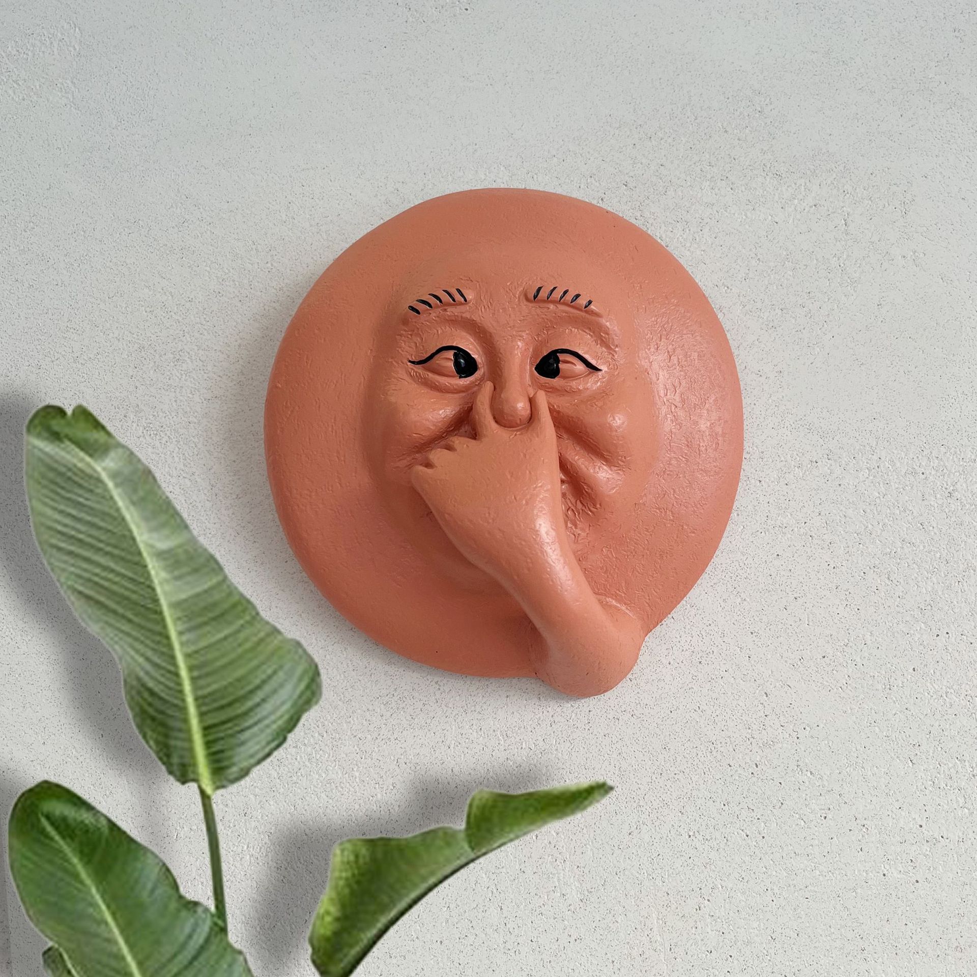 V888-ELOSUNG20788-202503041406-00 Funny Hand-Face Clay Wall Decor - Resin Humorous Statue for Home & Bathroom - Image 1