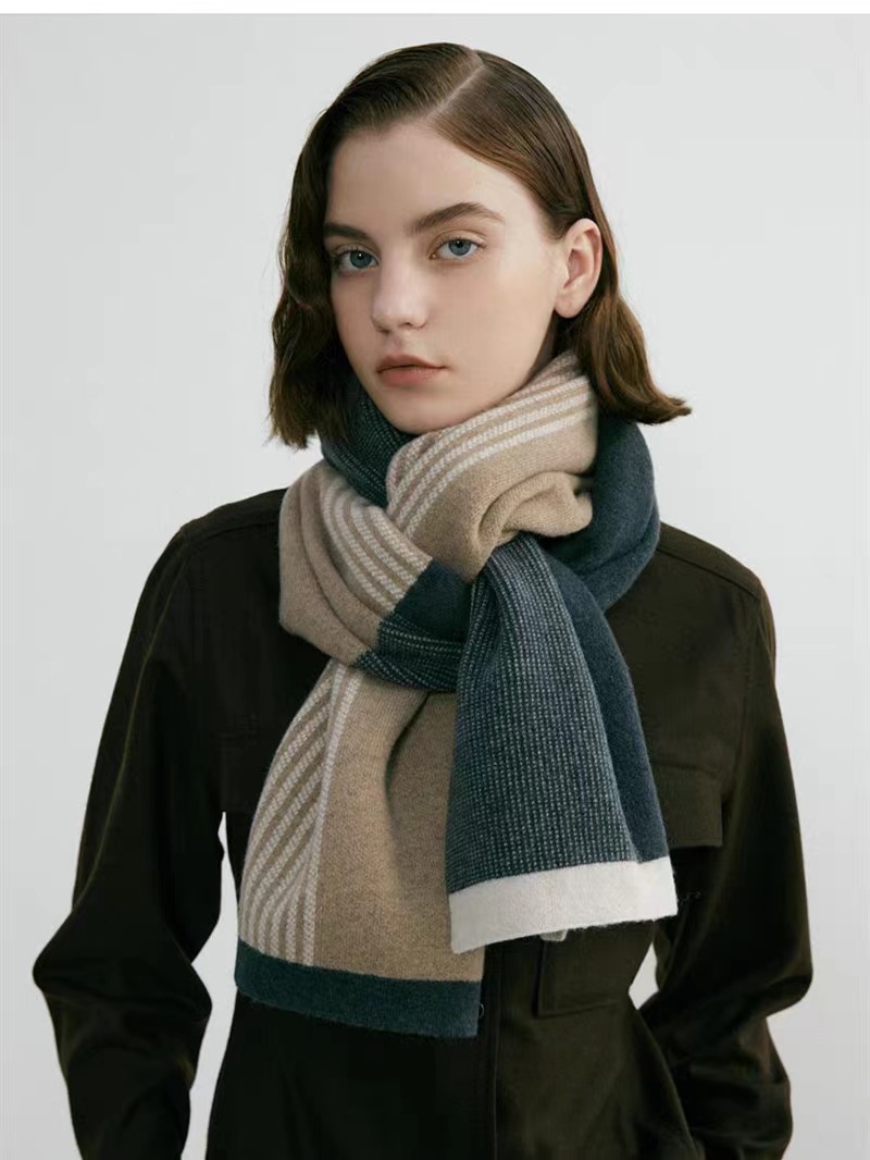 V888-ELOSUNG21736-202503111135-00 Green Luxury Striped Suede-Feel Scarf - Soft and Warm for All Seasons - Image 1