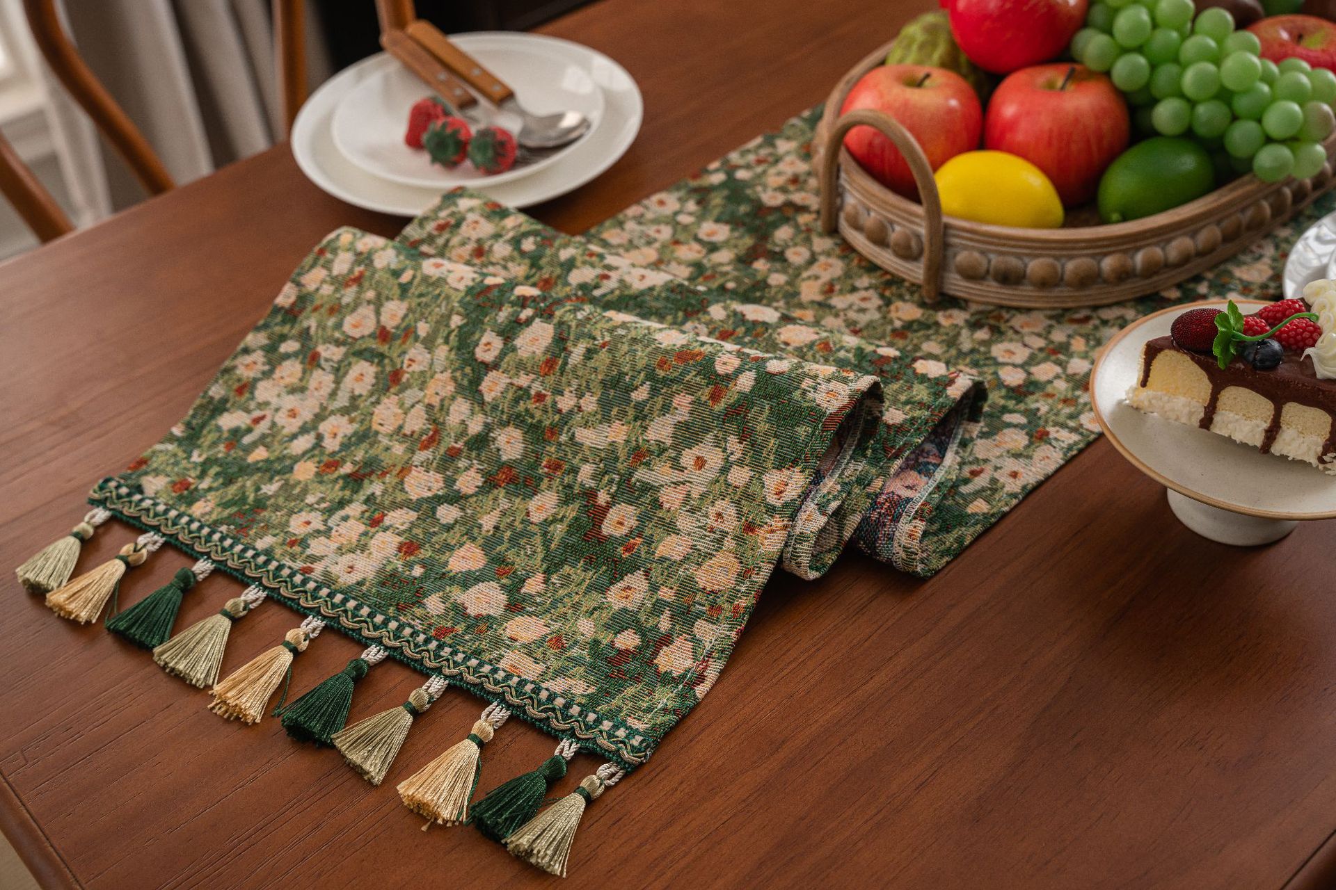 V888-ELOSUNG22365-202503251537-00 Floral Table Runner with Tassels - Jacquard Green Farmhouse Style (33x400cm) - Image 1