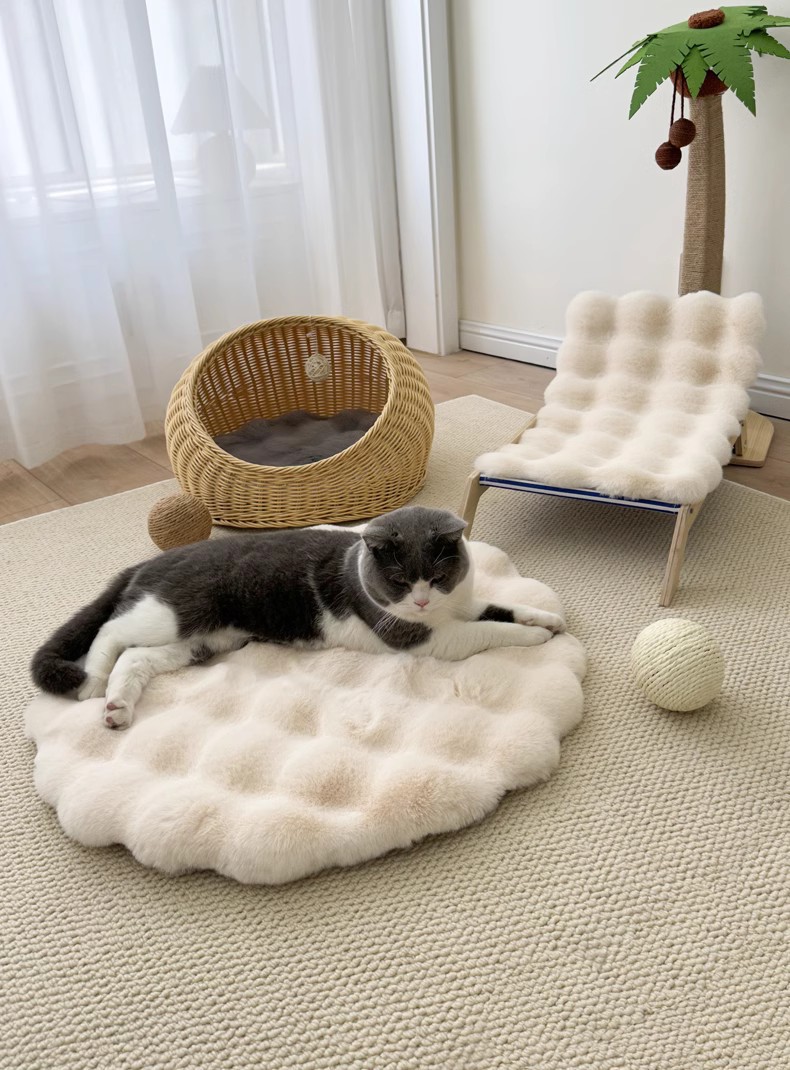 V888-ELOSUNG22811-202504031727-00 Beige Plush Round Cat Mat - Soft Faux Fur Sleeping Pad (40cm Diameter) - Image 1