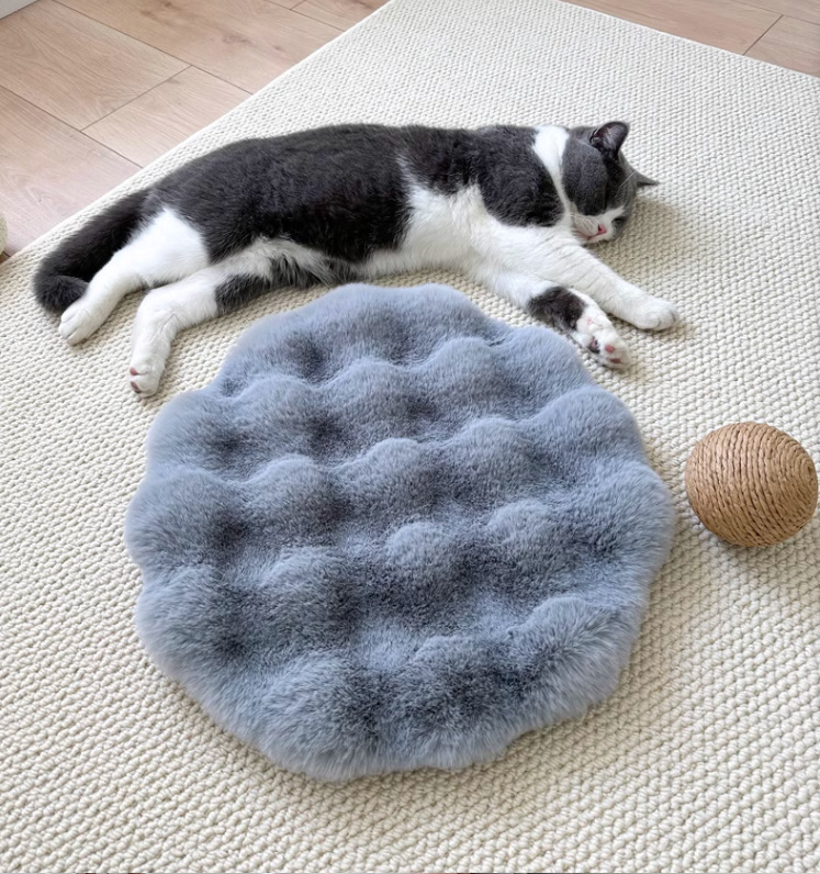 V888-ELOSUNG22815-202504031727-00 Gray Plush Round Cat Mat - Soft Faux Fur Sleeping Pad (40cm Diameter) - Image 1