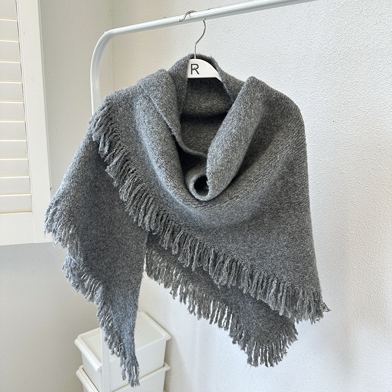 V888-ELOSUNG24678-202504171736-00 Grey Elegant Knit Scarf Shawl with Tassels - Versatile Warm Wrap (65cm x 175cm) - Image 1