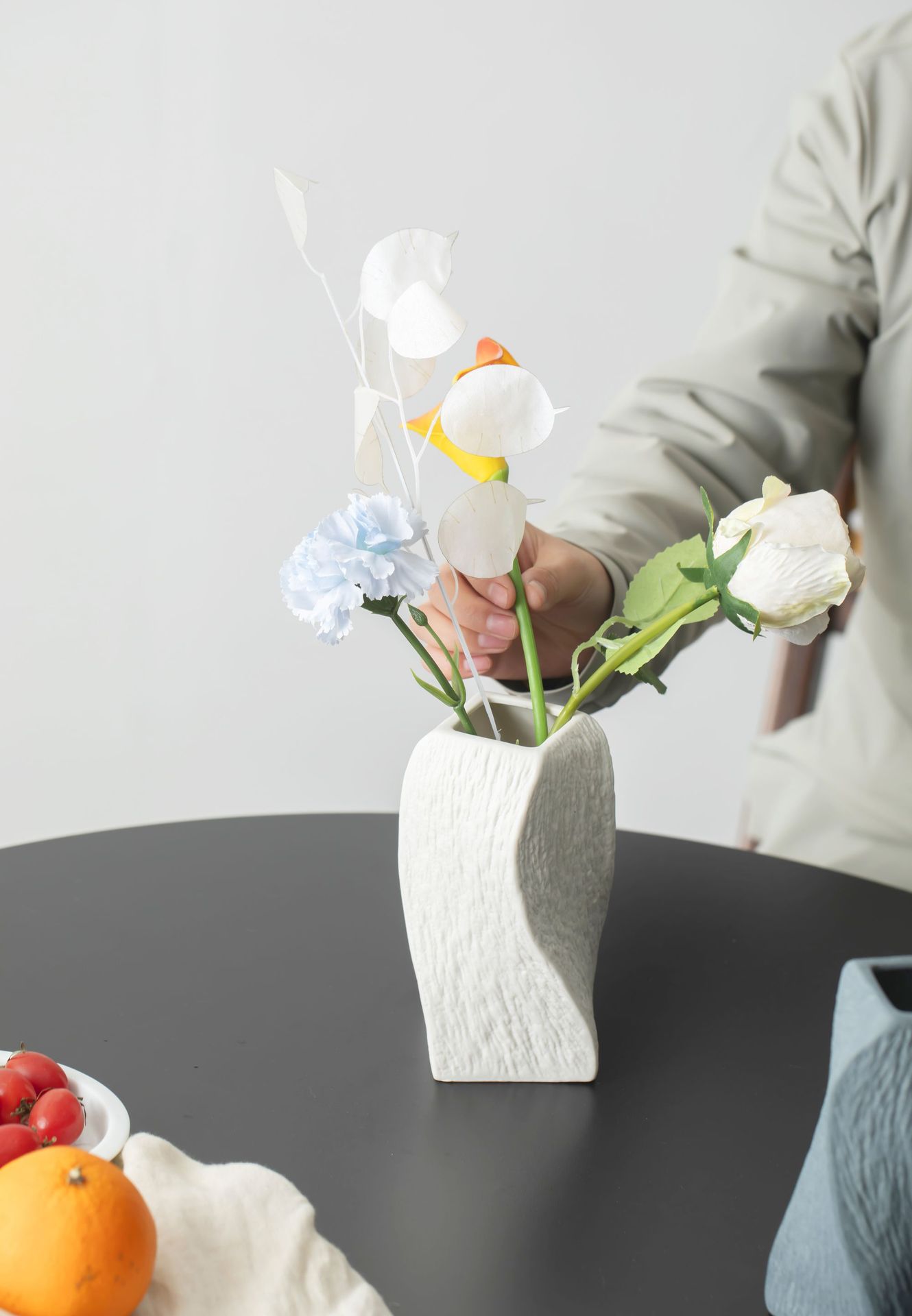 V888-ELOSUNG26188-202504171637-00 White Abstract Twisted Ceramic Vase - Artistic Minimalist Flower Holder for Home Decor (20x10x10cm) - Image 1