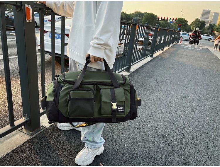 V888-ELOSUNG26600-202505081705-00 Green Unisex Travel Bag with Utility Buckles and Wet/Dry Compartments - Image 1