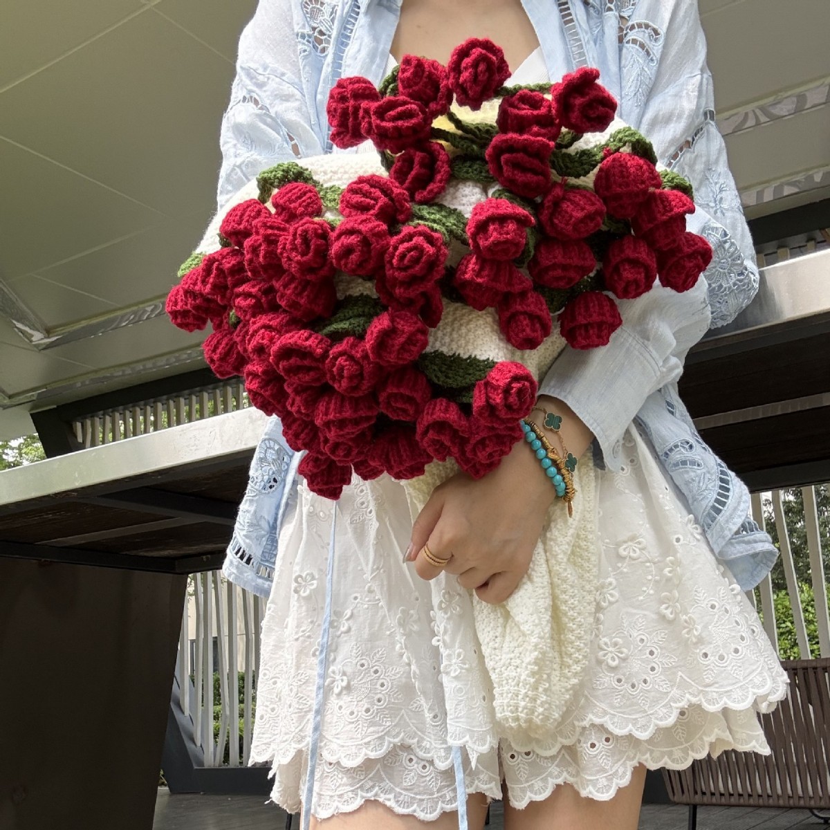 V888-ELOSUNG28386-202505131642-00 Handmade Rose Bouquet Blanket - Premium Finished Floral Nap Blanket, 113cm Diameter, 52 Flowers - Image 1