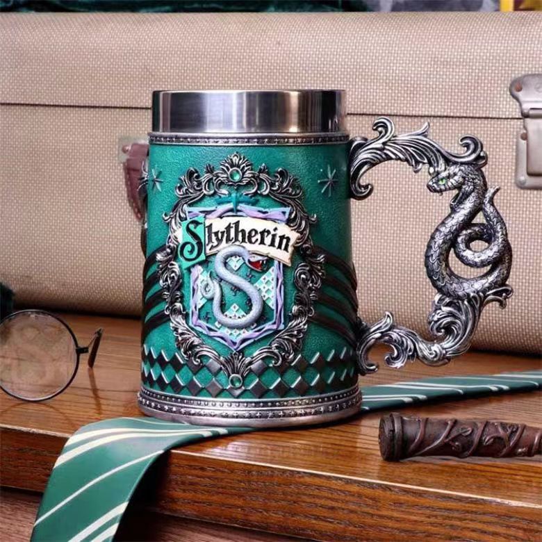 V888-ELOSUNG29846-202506191327-00 Collectible Fantasy House Crest Tankard Mug - 600ml Stainless Steel Lined Resin Beer Stein(green) - Image 1