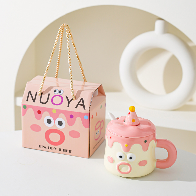 V888-ELOSUNG32739-202506301030-00 Pink Adorable Cartoon Character Ceramic Mug Set - 420ml with Fun Cake Design Lid & Matching Spoon - Perfect Gift - Image 1