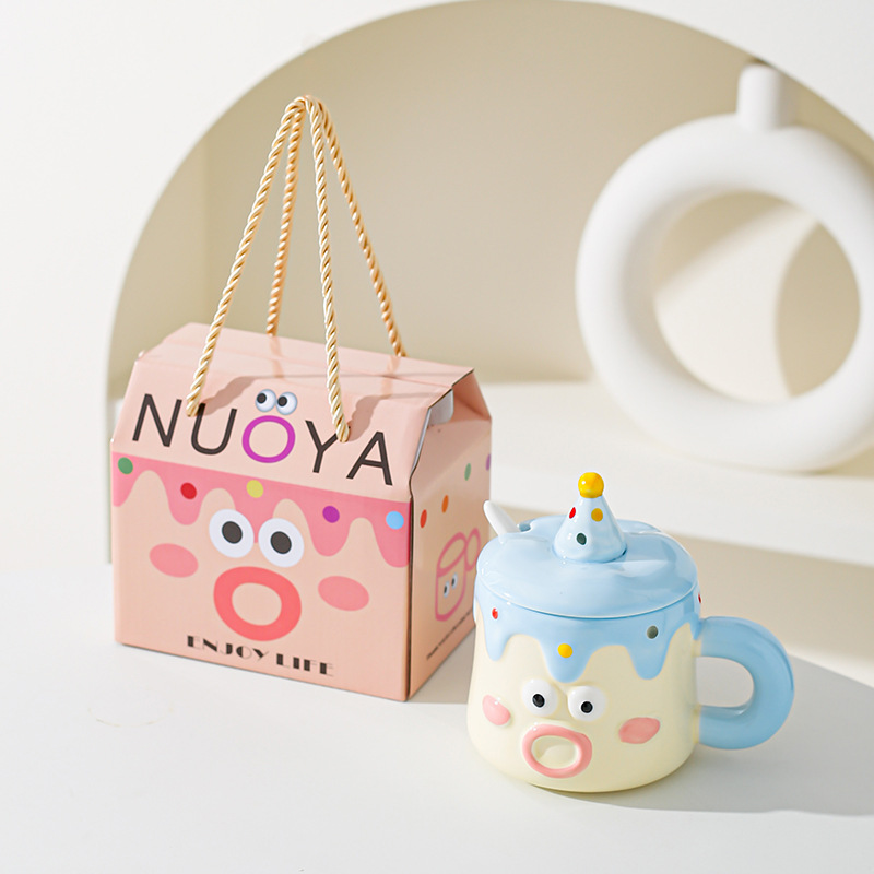 V888-ELOSUNG32740-202506301030-00 Blue Adorable Cartoon Character Ceramic Mug Set - 420ml with Fun Cake Design Lid & Matching Spoon - Perfect Gift - Image 1