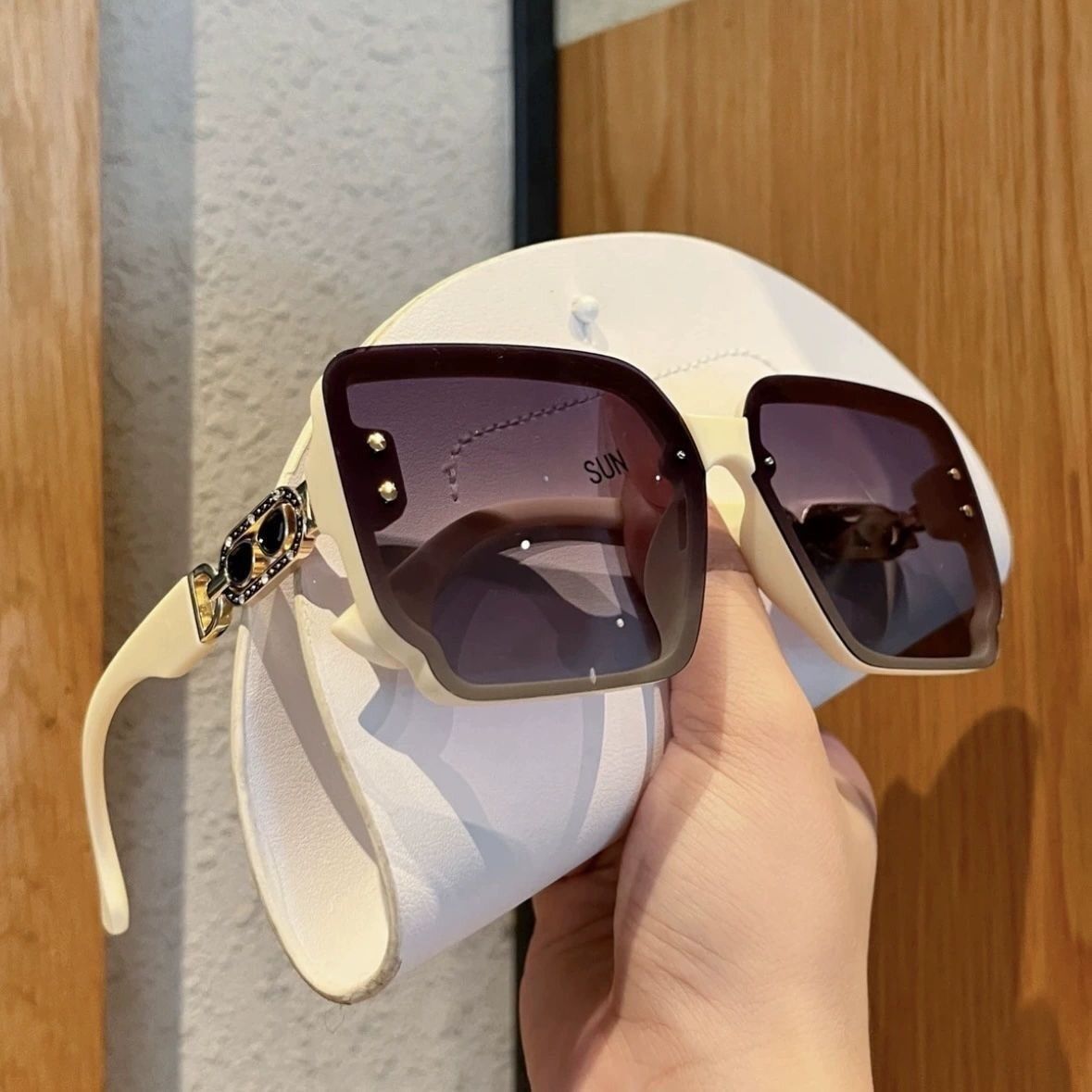 V1107-MJ004-BEIGEGRAY-202509231836-00 UV400 protective sunglasses can protect against ultraviolet rays and easily control various wearing styles. Cross-border explosions are discounted in a limited time! - Image 1