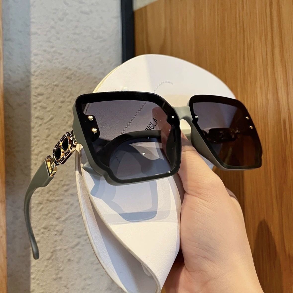 V1107-MJ004-GREENGRAY-202509231835-00 UV400 protective sunglasses can protect against ultraviolet rays and easily control various wearing styles. Cross-border explosions are discounted in a limited time! - Image 1