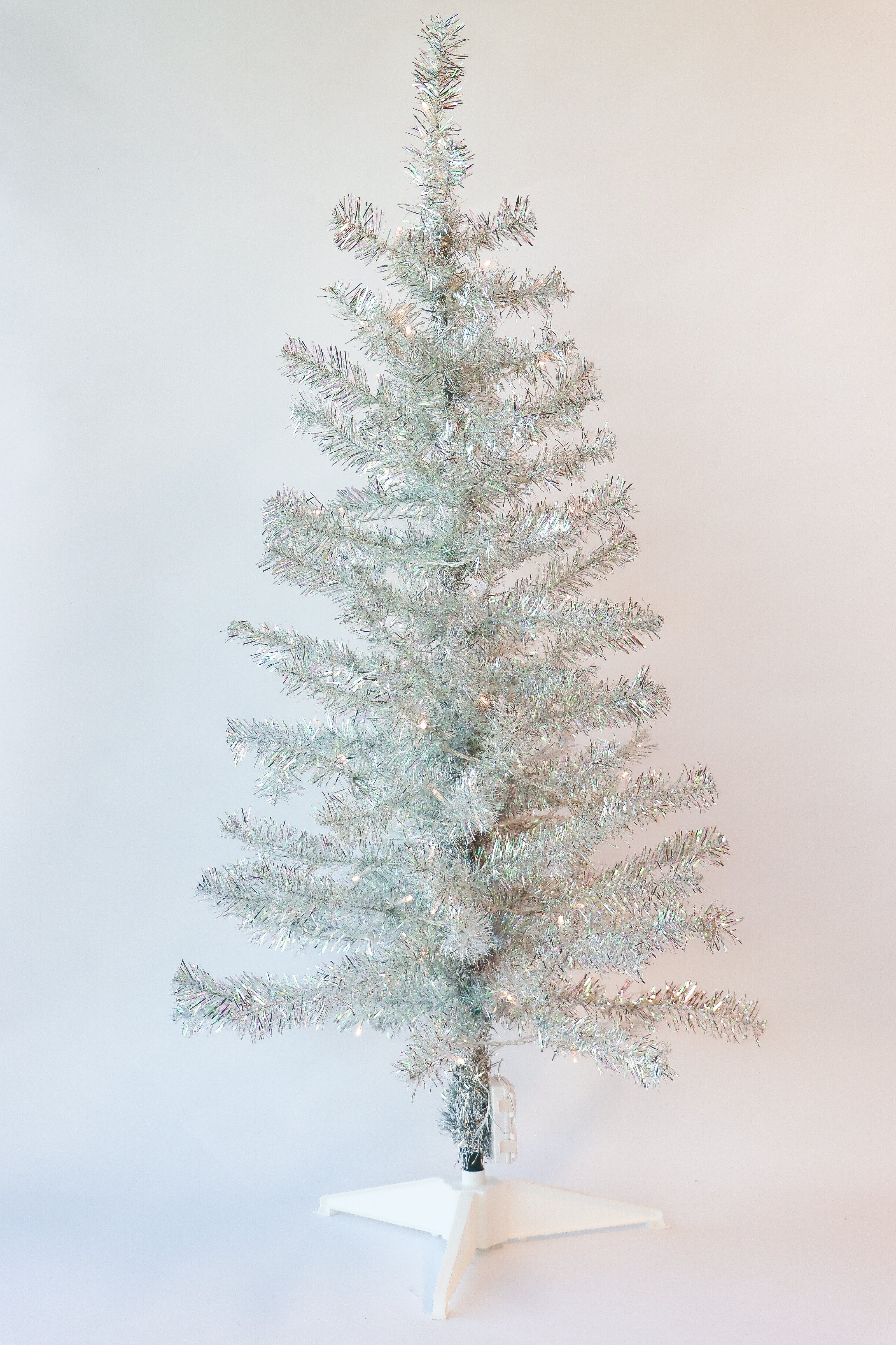 V758-RTXXDSZ3-202508260853-00 TINSEL CHRISTMAS TREE SILVER 4FT - X3453 (Box of 1pc) - Image 1
