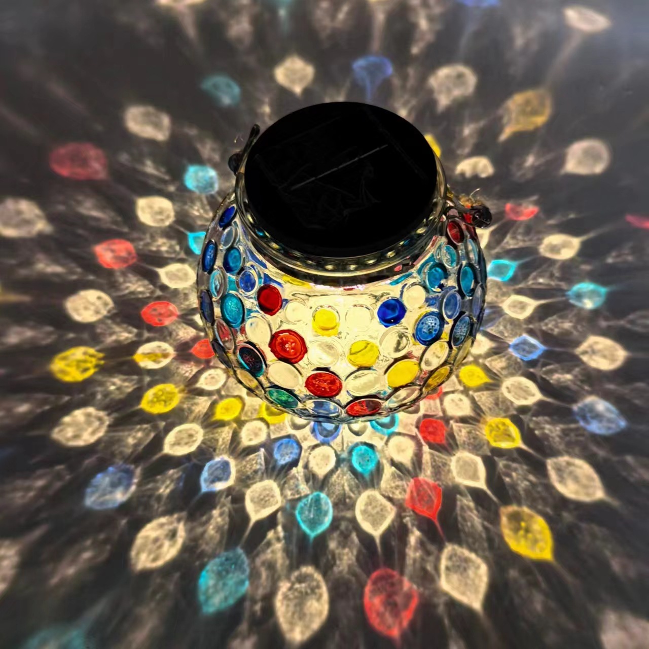 V888-ELOSUNG36227-202508121531-00 Colorful Warm Light Mosaic Solar Lantern - Decorative Stained Glass Jar Light for Garden Patio and Tabletop Decor - Image 1